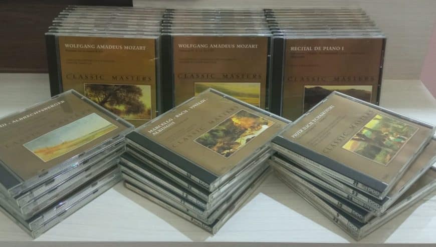 Cds Classic Master com 49 CDs incluindo Bach , Mozart , Beethoven.